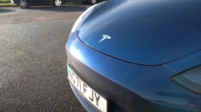 tesla-model-3-taxi-agglia-vretania-uk-mouri