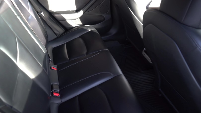 tesla-model-3-taxi-agglia-vretania-uk-piso-kathismata