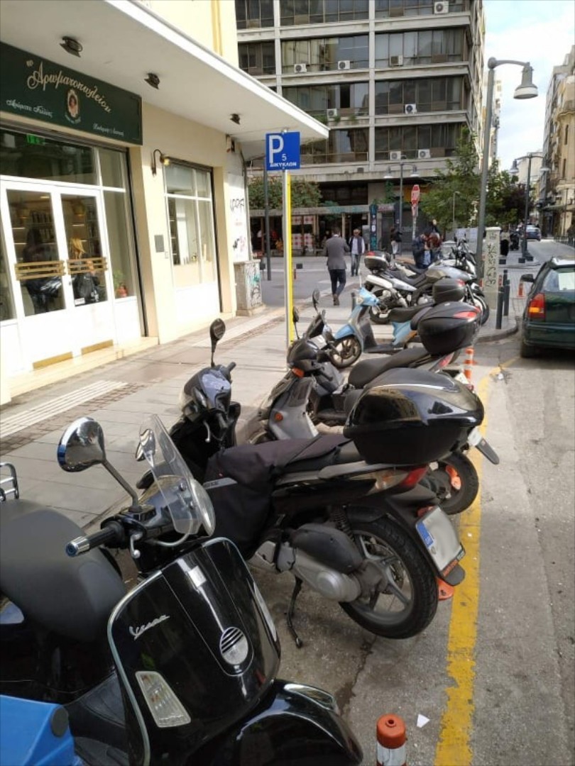 moto-parking-mixani-motosikleta