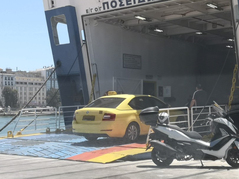 taxi-mixanaki-scooter-karavi-peiraias-mpoukaporta