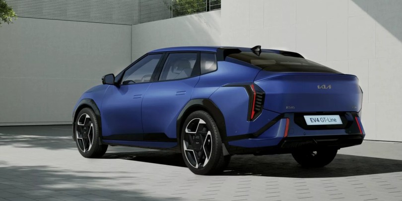 4-kia-ev4-sedan-piso