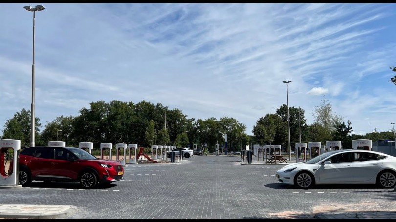peugeot-e-2008-e2008-ilektriko-crossover-tesla-supercharger-model-3