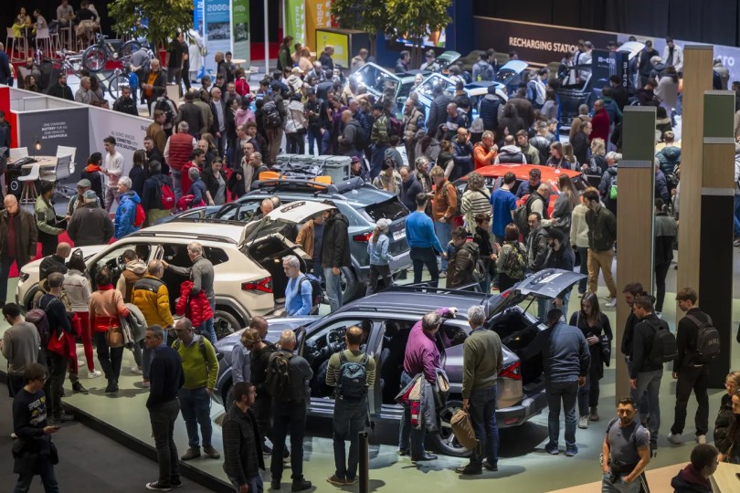 geneva-motor-show-ekthesi-genevis-kosmos-anthropoi-dacia-duster
