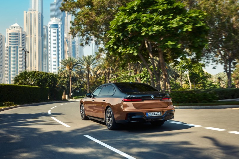 bmw-i7-m70-piso-ilektriko