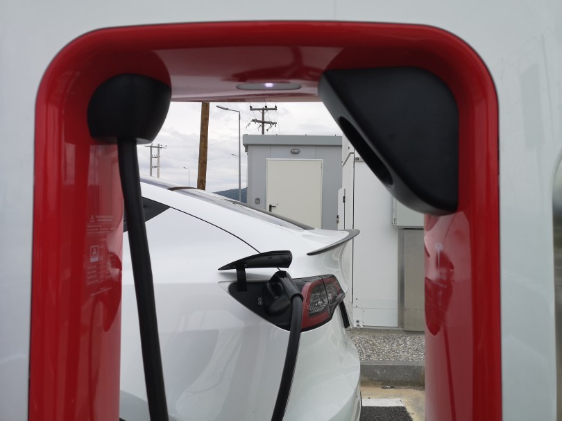 tesla-modely-model-y-performance-supercharger-fortisi-fortistis-ilektriko