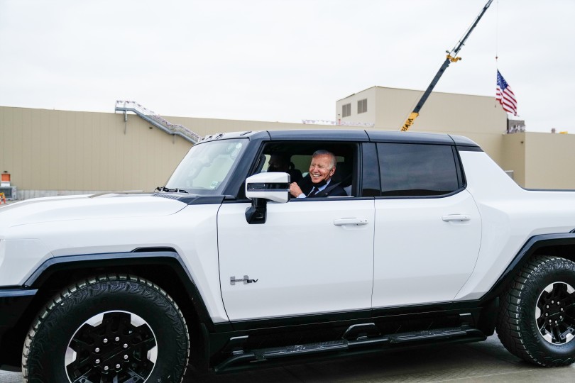 joe-biden-tzo-mpainten-proedros-ameriki-hummer-ev-ilektriko