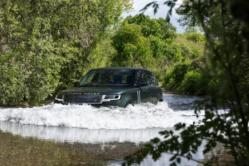 7-range-rover-electric-parousiasi-2026-nero-potami