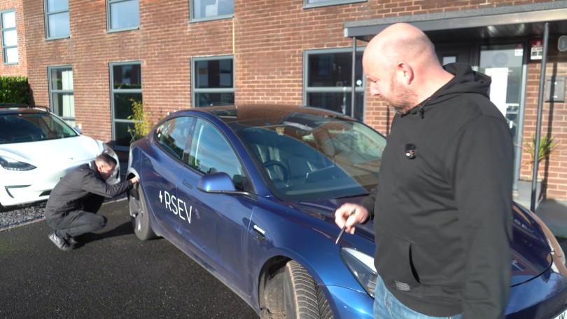 tesla-model-3-taxi-agglia-vretania-uk-metrisi-elastika