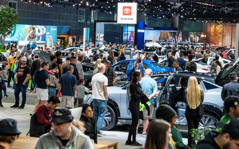 toyota-ekthesi-autoshow-anthropoi-plithos-koino-los-angeles-la-usa-ameriki