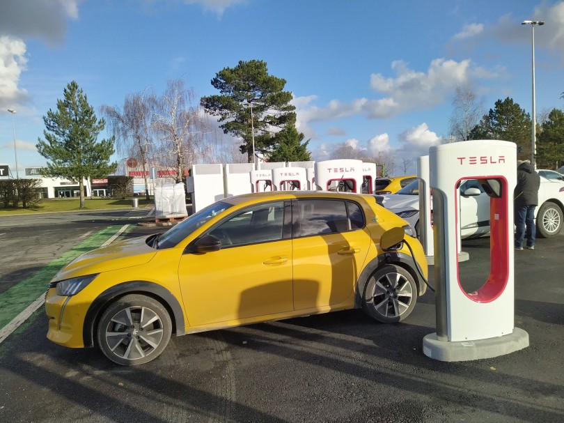 peugeot-e208-ilektriko-fortisi-fortistis-tesla-supercharger