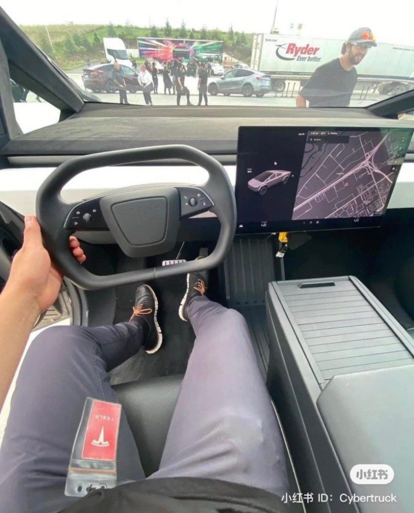 2-tesla-cybertruck-ilektriko-pickup-pick-up-timoni-konsola-diarroi