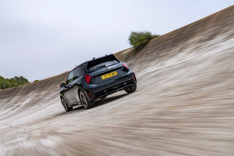 4-mini-jcw-e-john-cooper-works-e-pista-bank