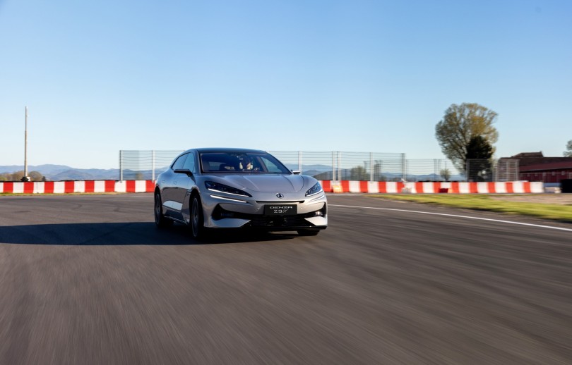 3-denza-z9-gt-pista