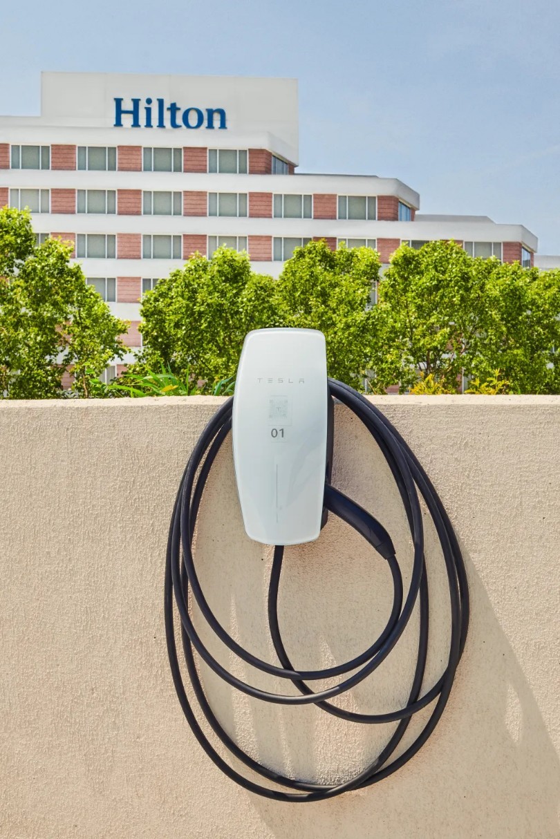 Hilton-Tesla-Universal-Wall-Connectors-fortistis-kalodio-kalwdio-ksenodoxeio-xenodoxeio-hotel