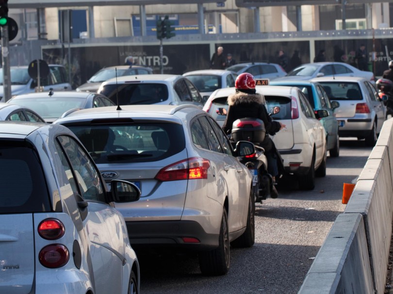 milan-traffic-cars-milano-kinisi-mpotiliarisma