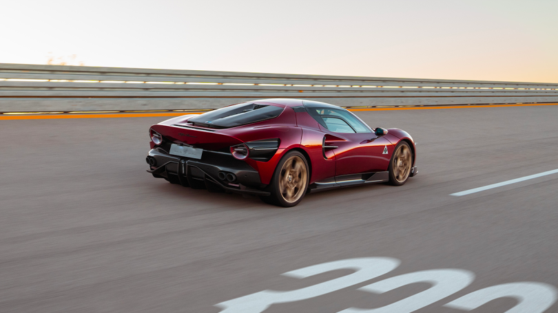 3-alfa-romeo-33-stradale-nardo-pista