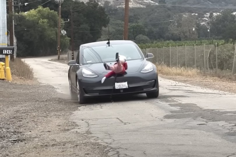 tesla-koukla-paidi-trakarisma-asfaleia
