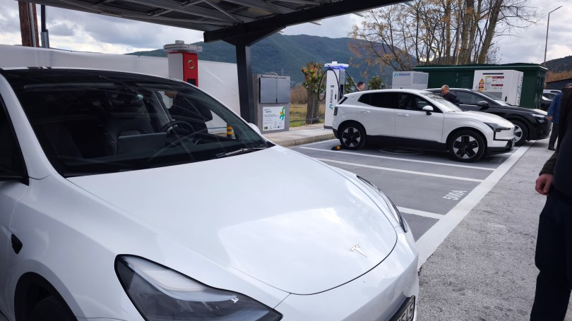 4-alesco-fortistis-paramythia-thesprotia-tesla-model-y-volvo-ex30