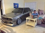 Με μια BMW M3 E30 μέσα στο σπίτι