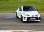 Το Yaris που πάει με το πλάι και κάνει το 0-100 km/h σε 5,5'' (video)