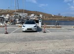 Διακοπές με ηλεκτρικό αυτοκίνητο σε νησί - Πού θα φορτίσεις μόλις φτάσεις στο λιμάνι; 