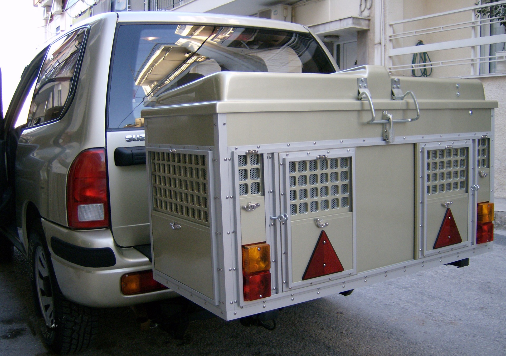 Τέλος τα κλουβιά σκύλων εκτός αυτοκινήτου

