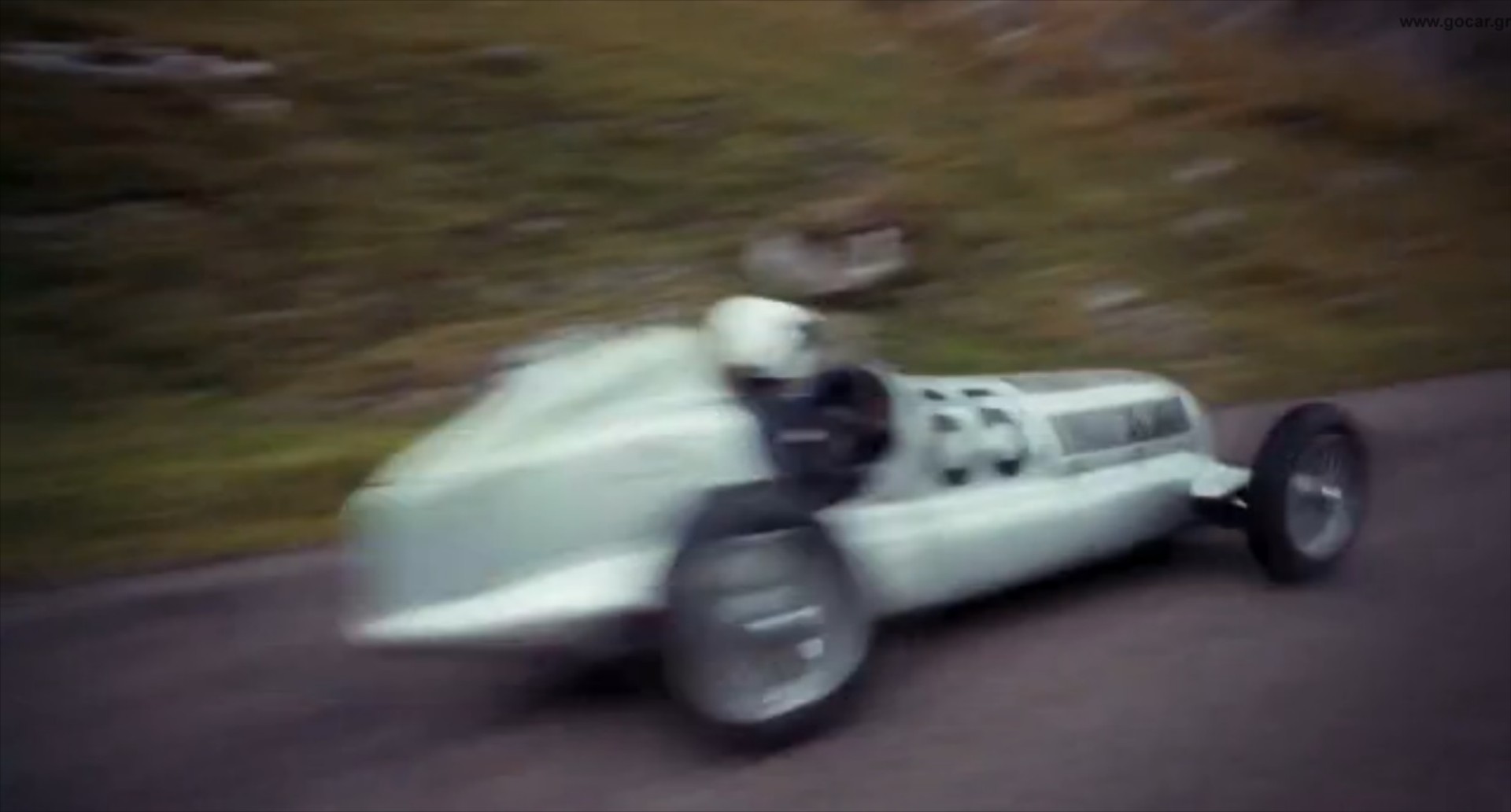 Video: Μία Silver Arrow W25 ξανασπάει τα χρονόμετρα
