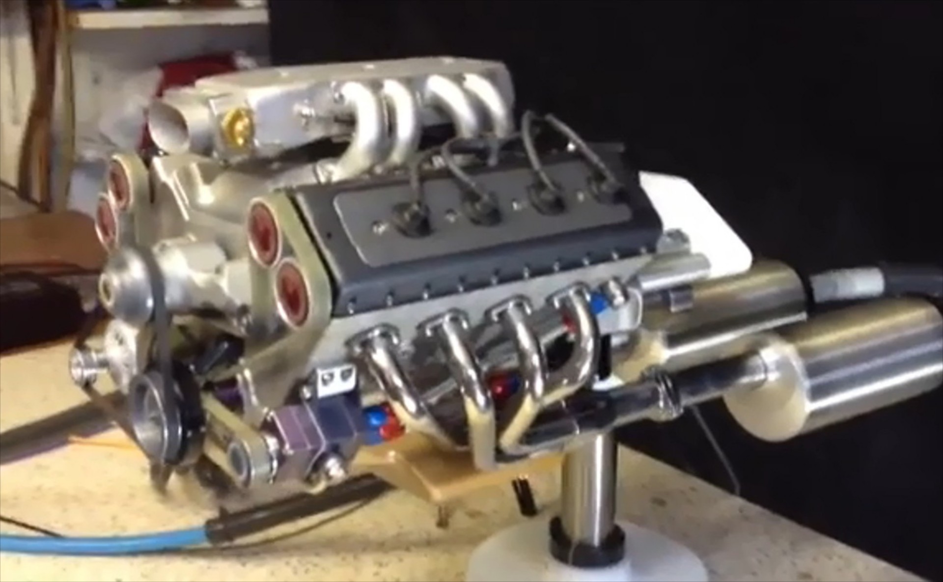 Μοτέρ V8 μόλις 48 κυβικών (video)