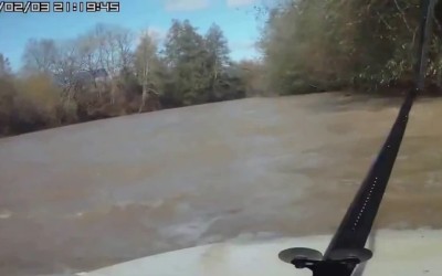 Ρώσοι μετέτρεψαν αυτοκίνητο σε βάρκα