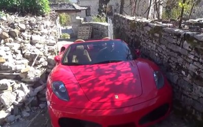 Με τις γόβες στα χωράφια