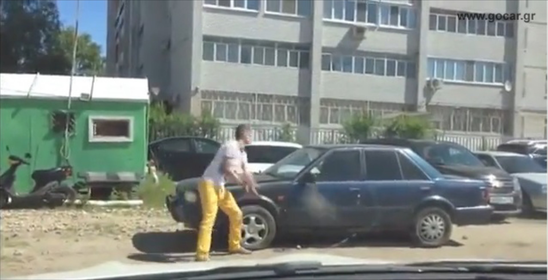 Video: Το λάθος πρόσωπο να κλείσεις με το αυτοκίνητο