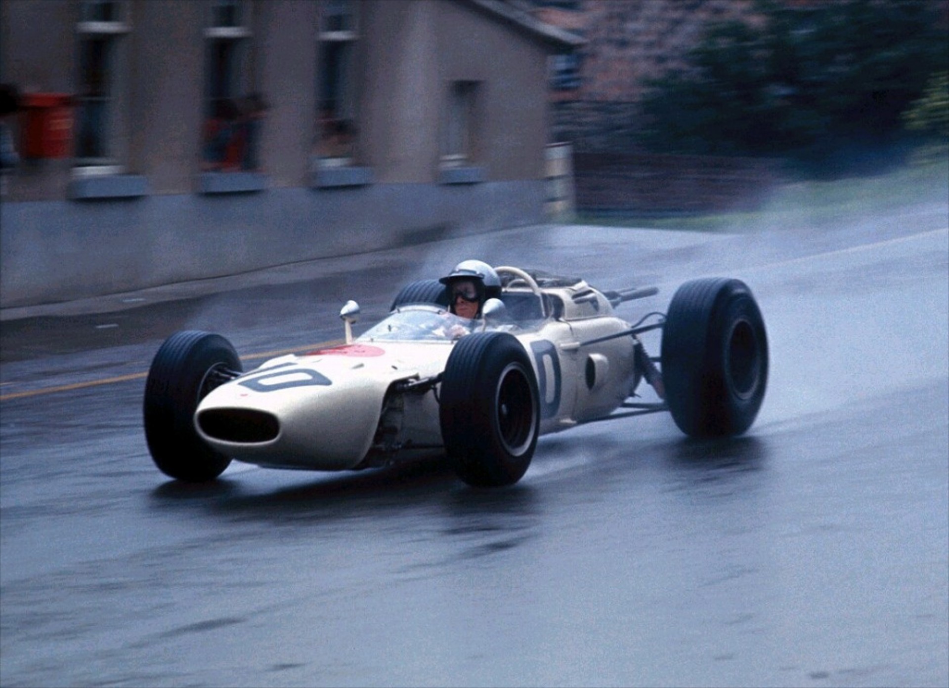 VIDEO: The Challenging Spirit of Honda