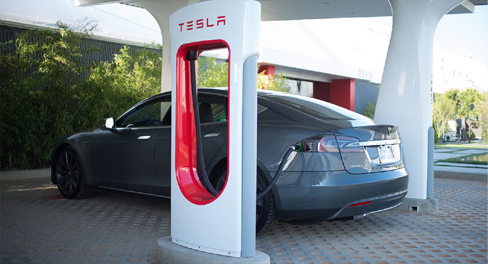 Φορτιστές Tesla στην Autobahn και στις Άλπεις