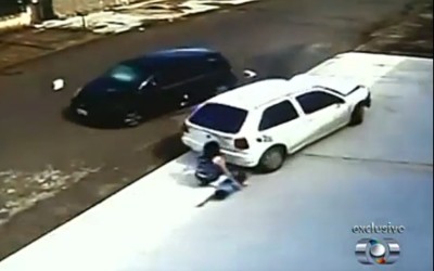 Video: Γιαγιά με πεντάχρονο βγαίνουν ζωντανοί σε τροχαίο
