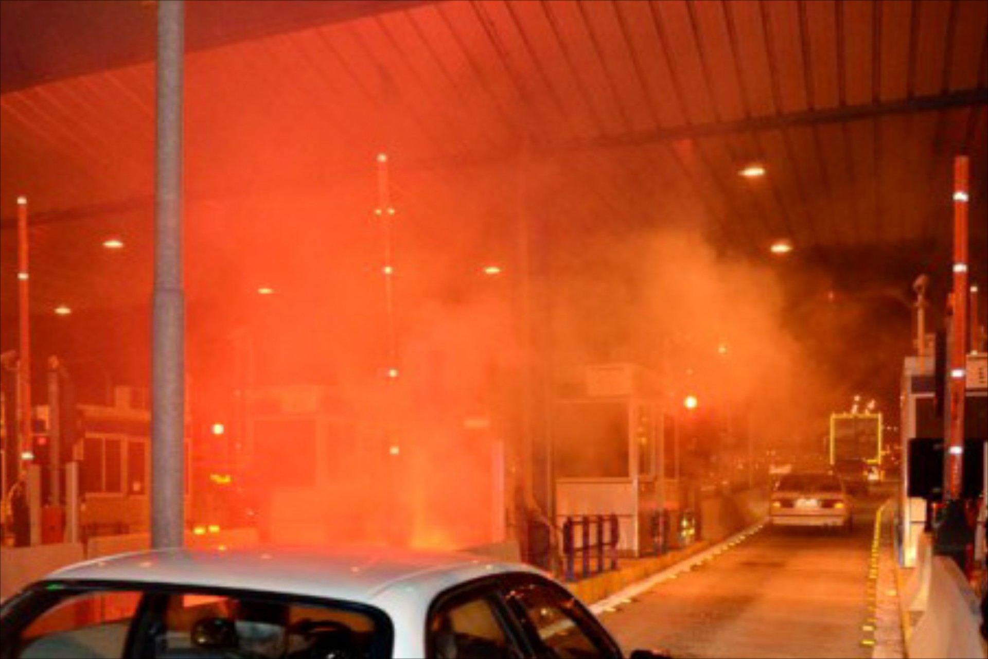 Έβαλαν φωτιά στα διόδια της Μαλακάσας