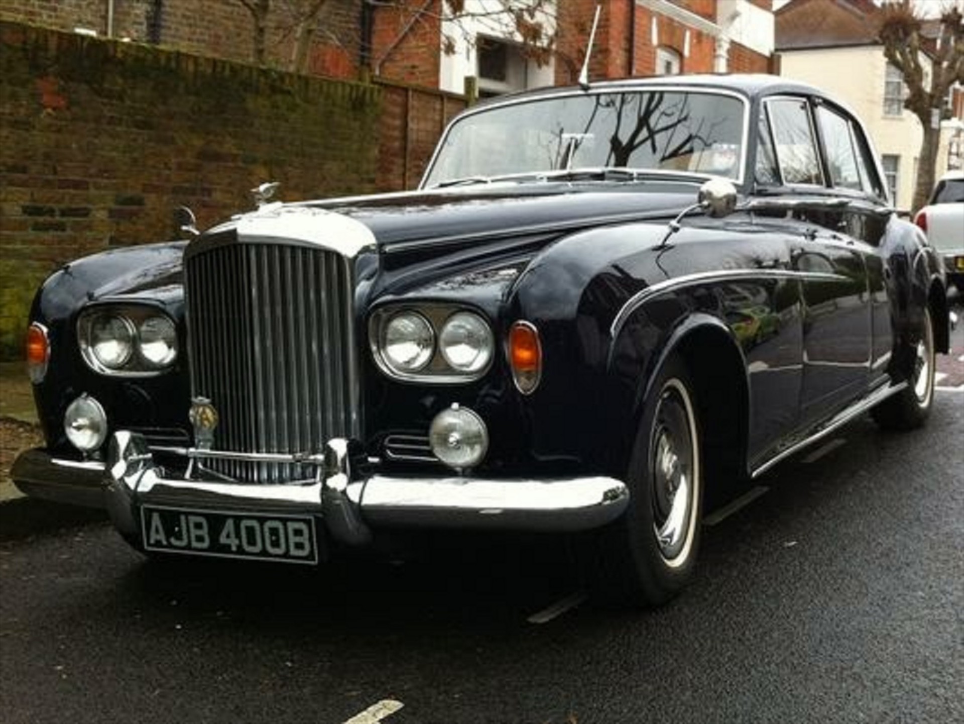 Σε δημοπρασία Bentley με «άρωμα» Beatles