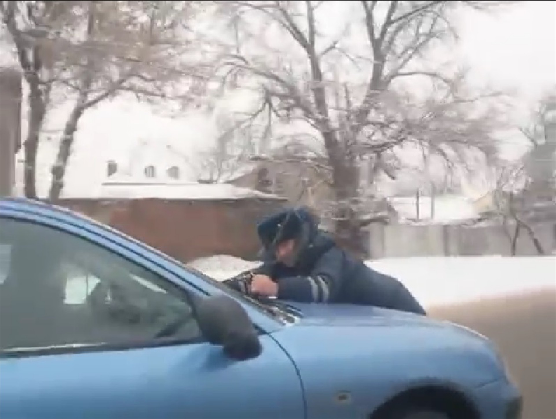 Video: Τροχονόμος κασκαντέρ στη Ρωσία