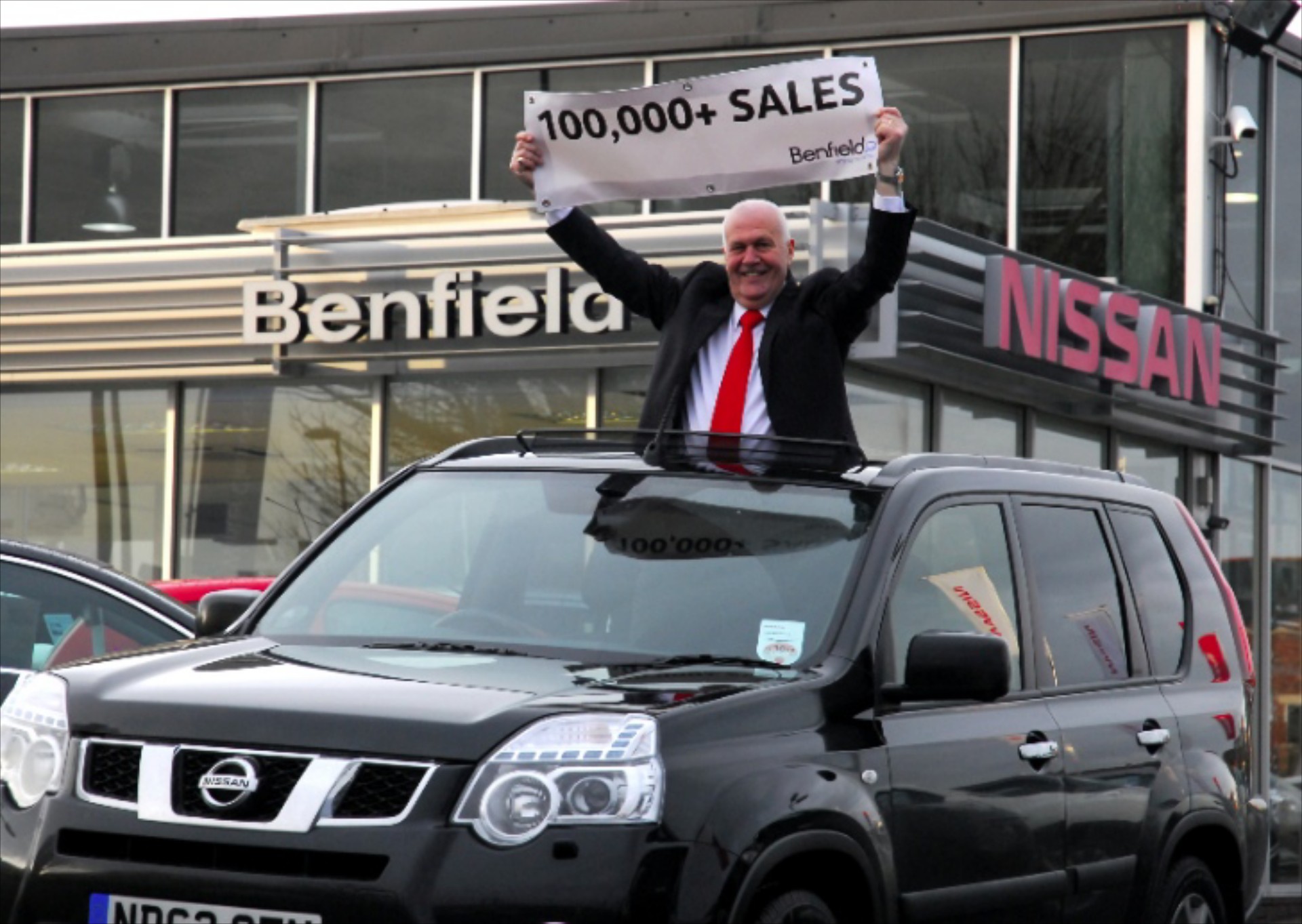 Πωλητής της Nissan έσπασε ρεκόρ με 100.000 πωλήσεις