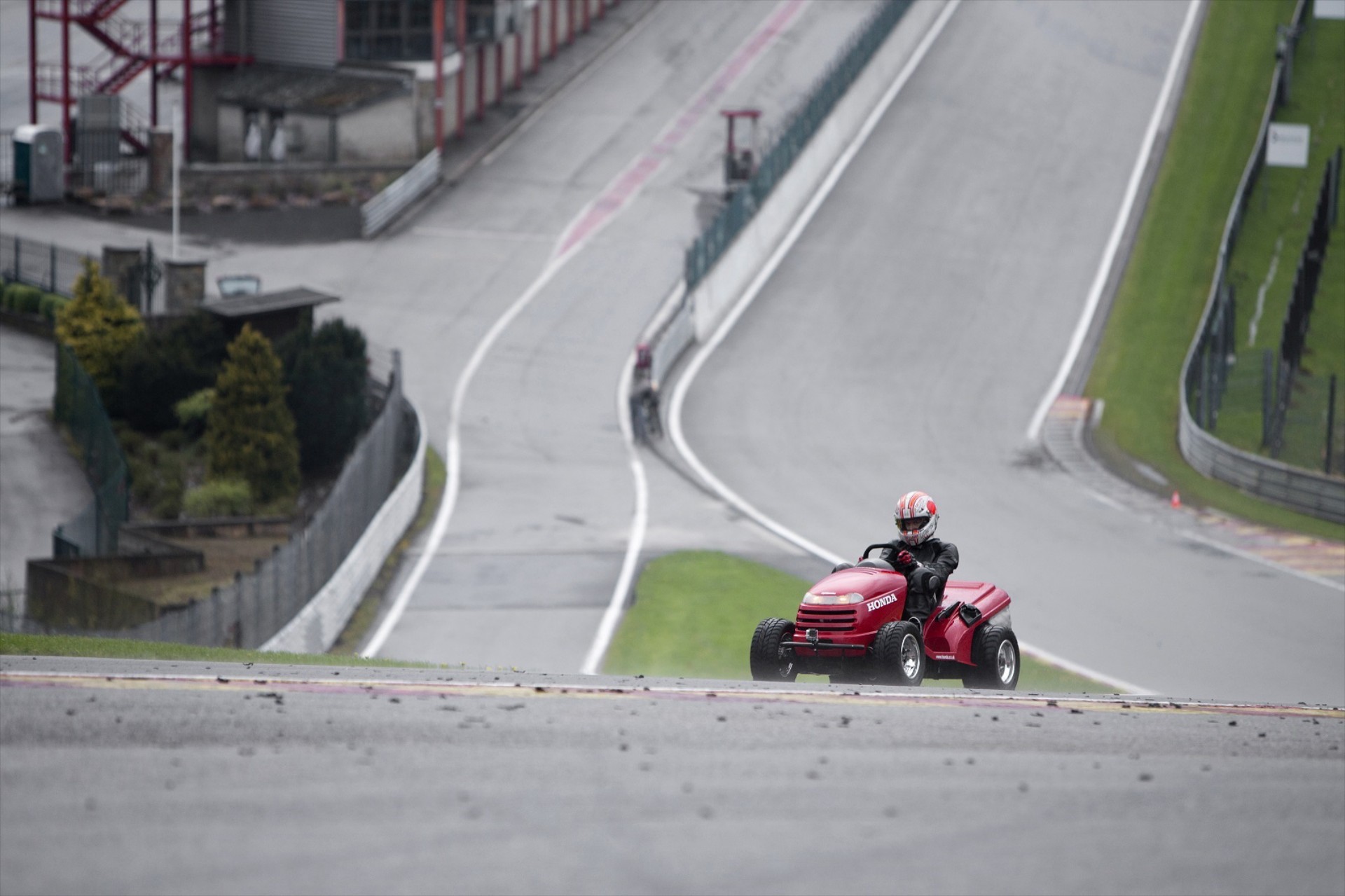 Video: Το Mean Mower στο Spa
