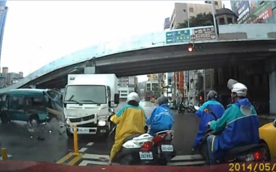Video: Τυχεροί αναβάτες scooter γλιτώνουν από του χάρου τα δόντια!!!