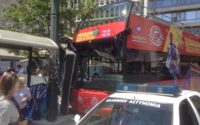 Λεωφορείο έπεσε πάνω σε στάση στο Σύνταγμα