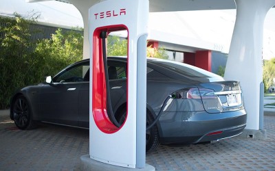 Συνεργασία BMW - Tesla για το δίκτυο ταχυφορτιστών