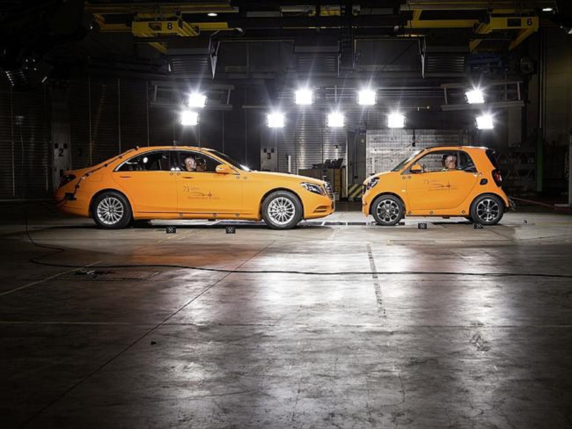 VIDEO: Smart ForTwo vs Merc S Class