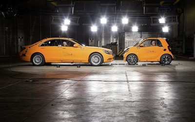VIDEO: Smart ForTwo vs Merc S Class