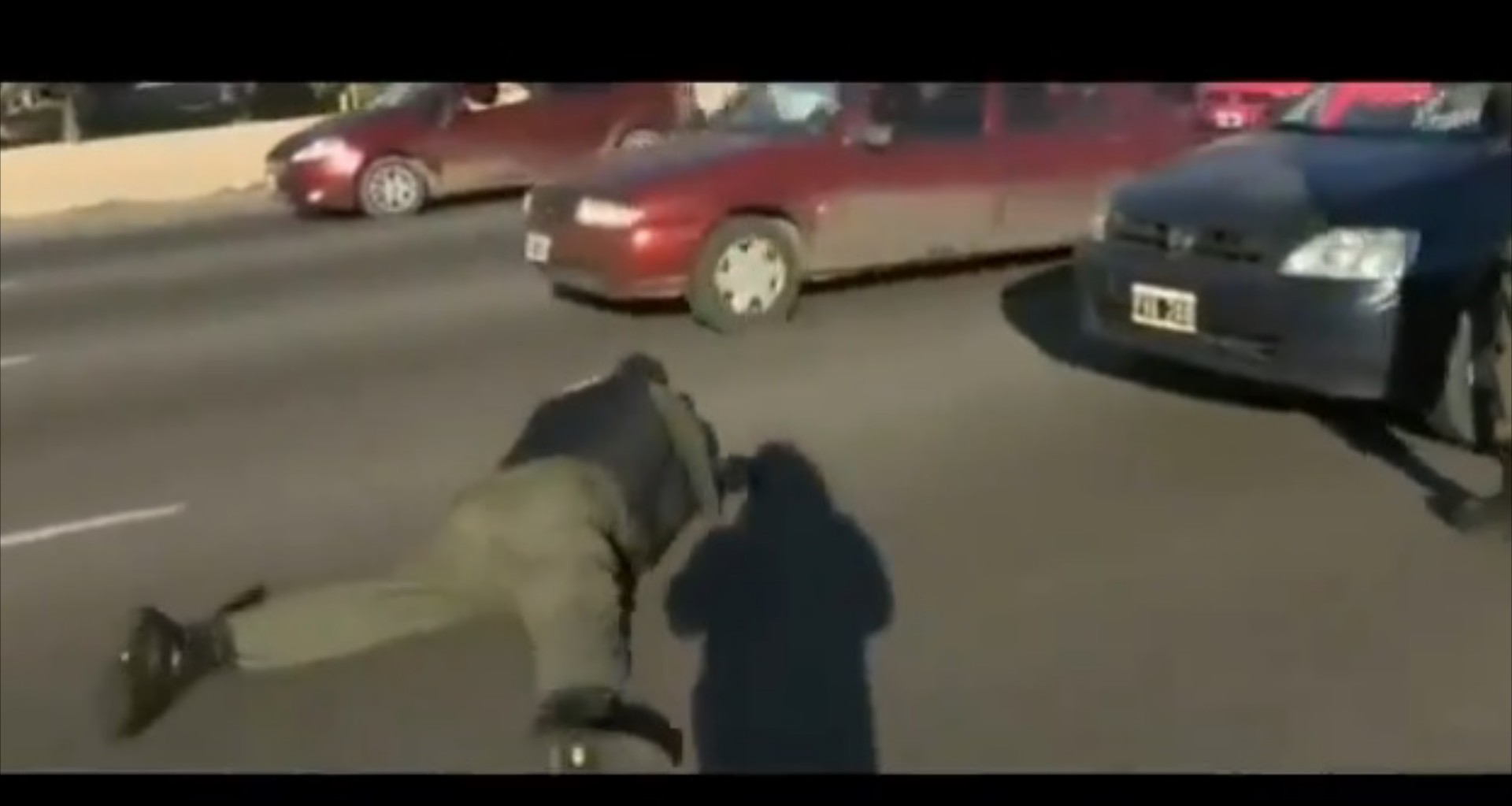 Video: Αστυνομικός προσποιείται ότι χτυπήθηκε από αυτοκίνητο

