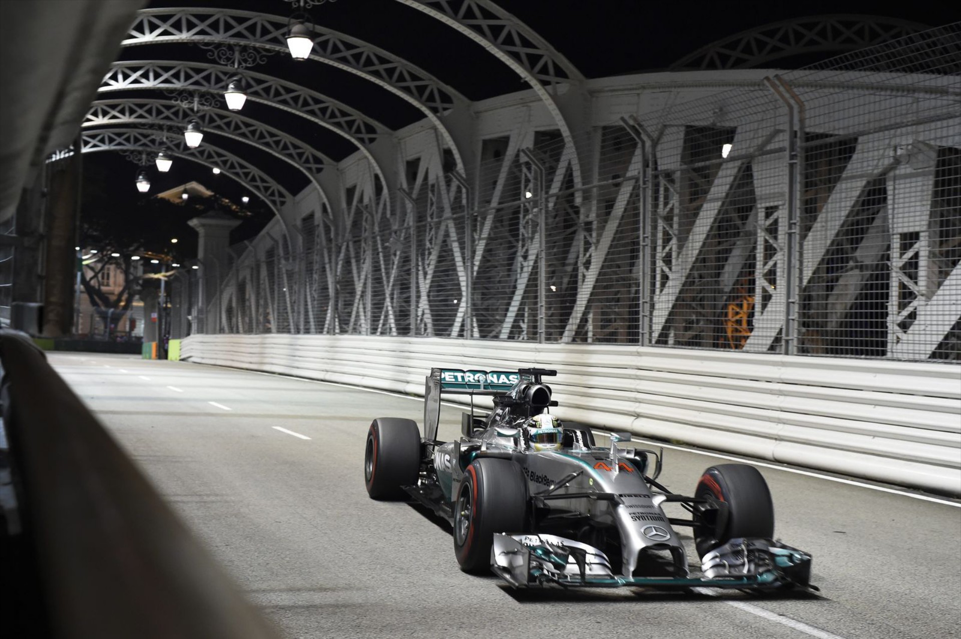 GP Σιγκαπούρης: Κέρδισε ο Hamilton, εγκατέλειψε ο Rosberg