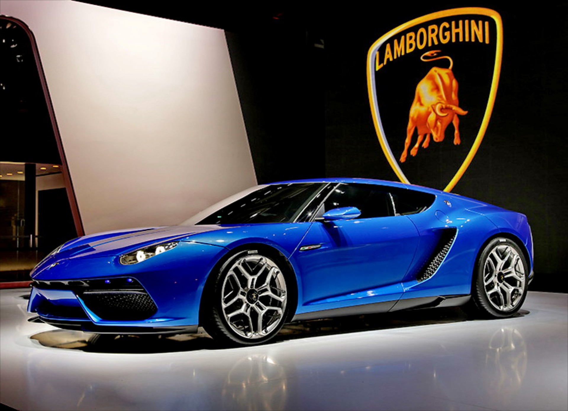 VIDEO: Τα “απόκρυφα” της Lamborghini Asterion