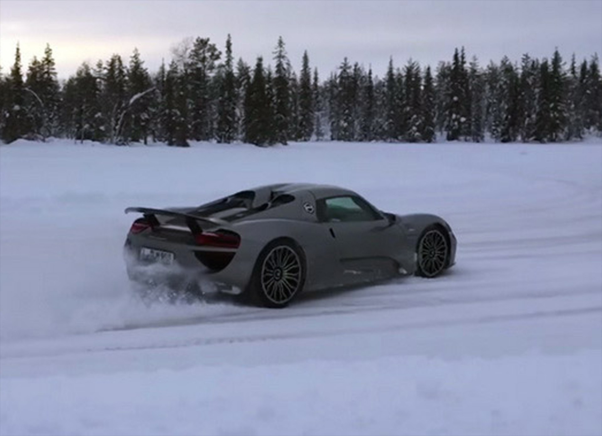 Μία Porsche 918 Spyder «χορεύει» στον πάγο (VIDEO)