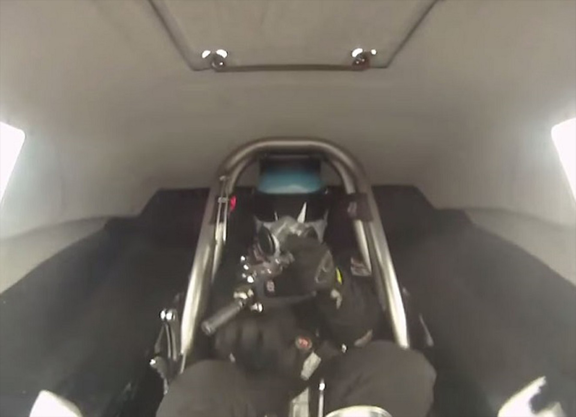 Του έμεινε το τιμόνι… στα χέρια! (VIDEO)