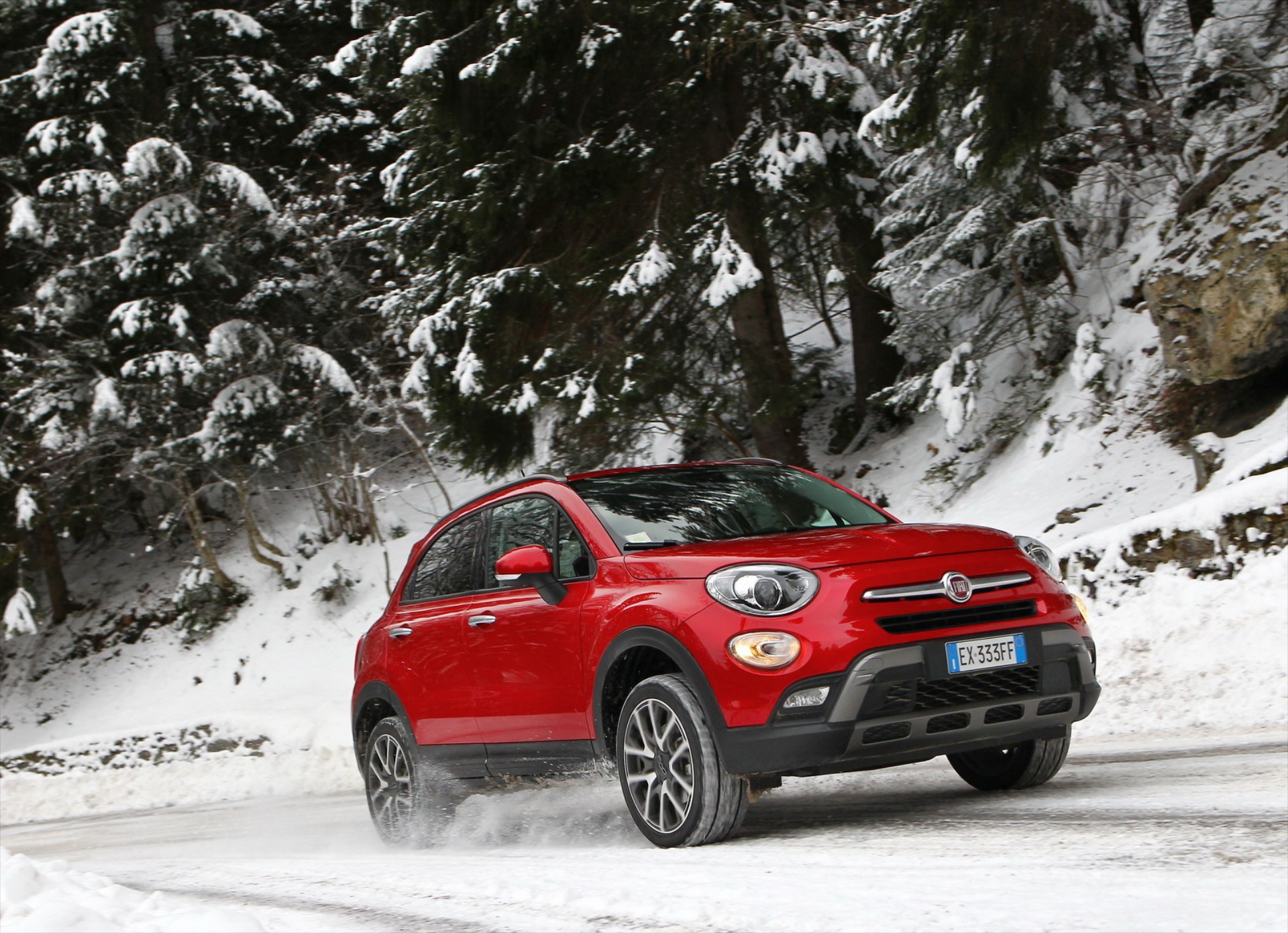 To Fiat 500X πάνω στο χιόνι (VIDEO)